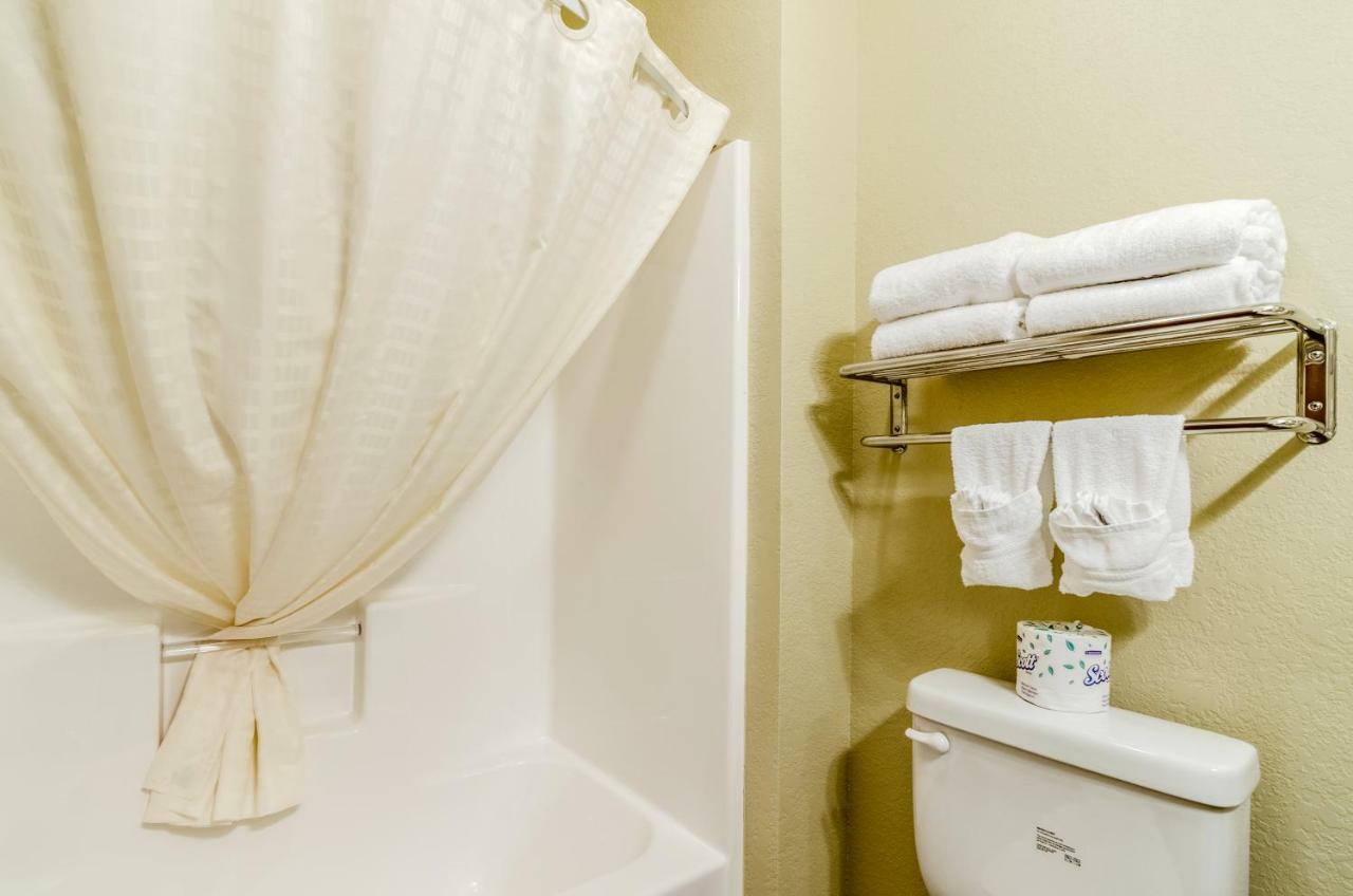 Cobblestone Inn & Suites-Kersey Екстериор снимка