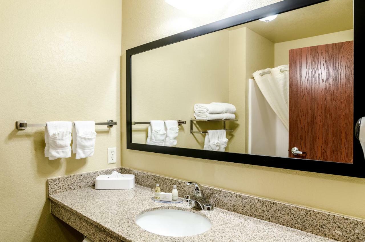 Cobblestone Inn & Suites-Kersey Екстериор снимка