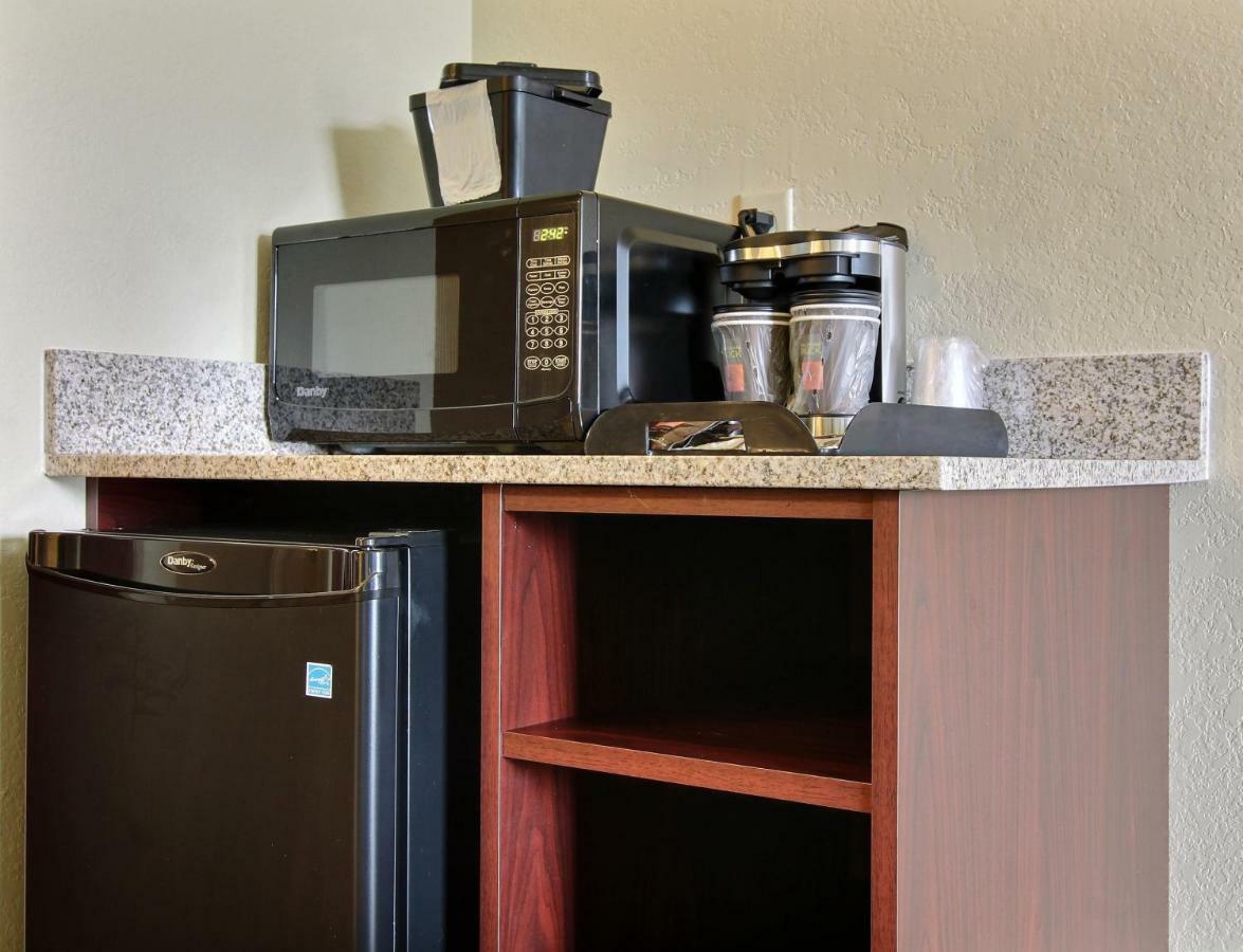 Cobblestone Inn & Suites-Kersey Екстериор снимка