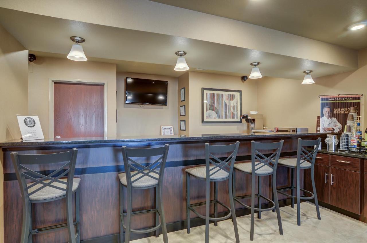 Cobblestone Inn & Suites-Kersey Екстериор снимка