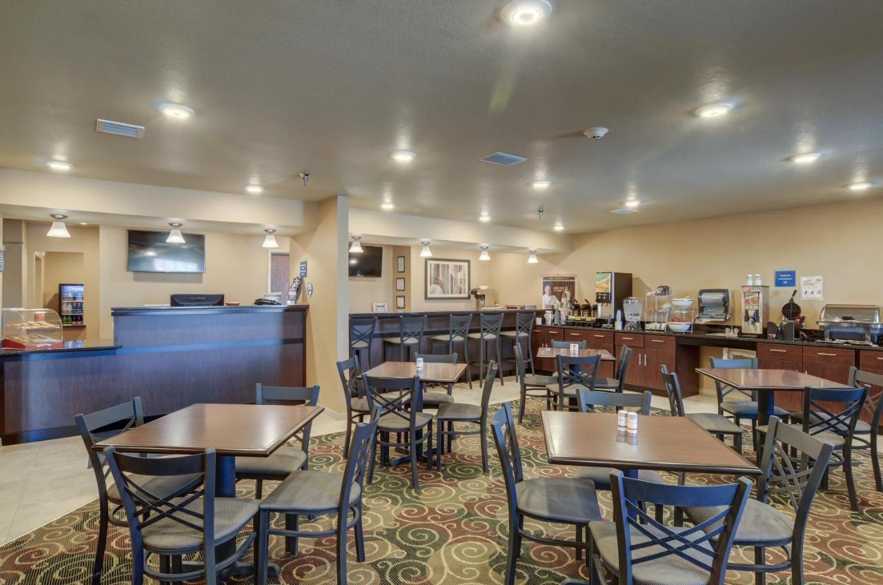 Cobblestone Inn & Suites-Kersey Екстериор снимка